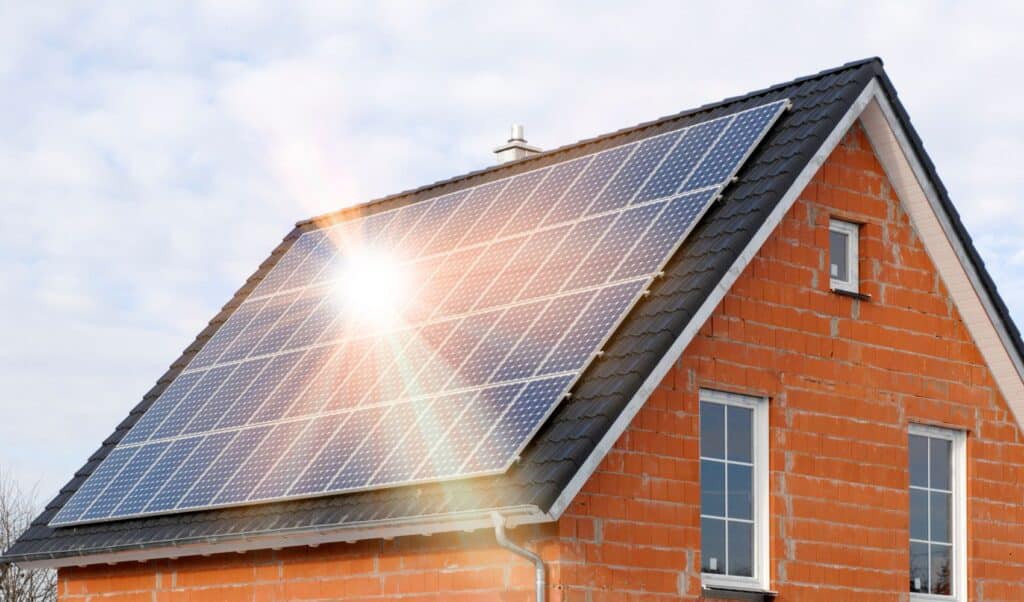 zonnepanelen die zijn schoongemaakt door de dienst zonnepanelen reinigen